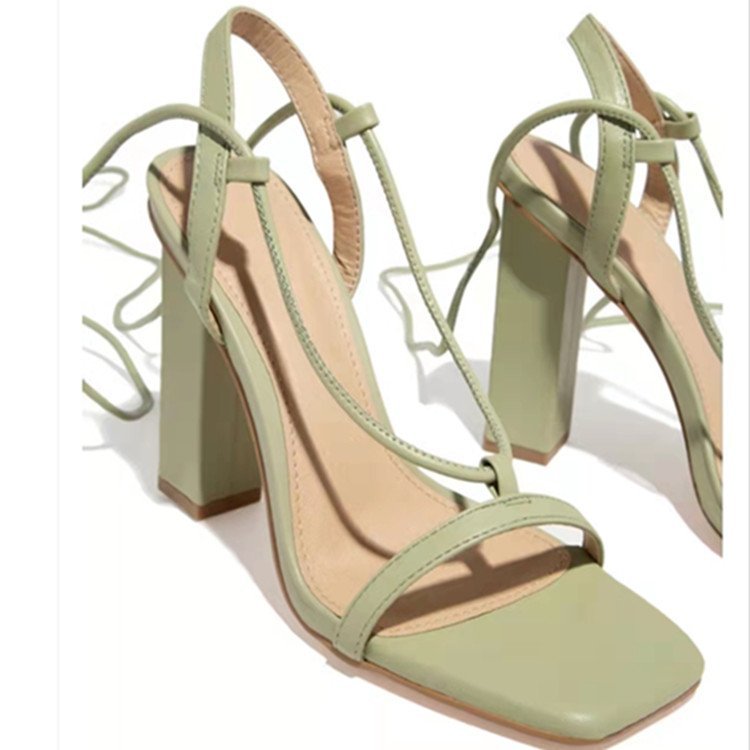 Damen nan filigrane Riemchensandalette mit quadratischer Zehenbox und knöchelbindendem Wickelriemen