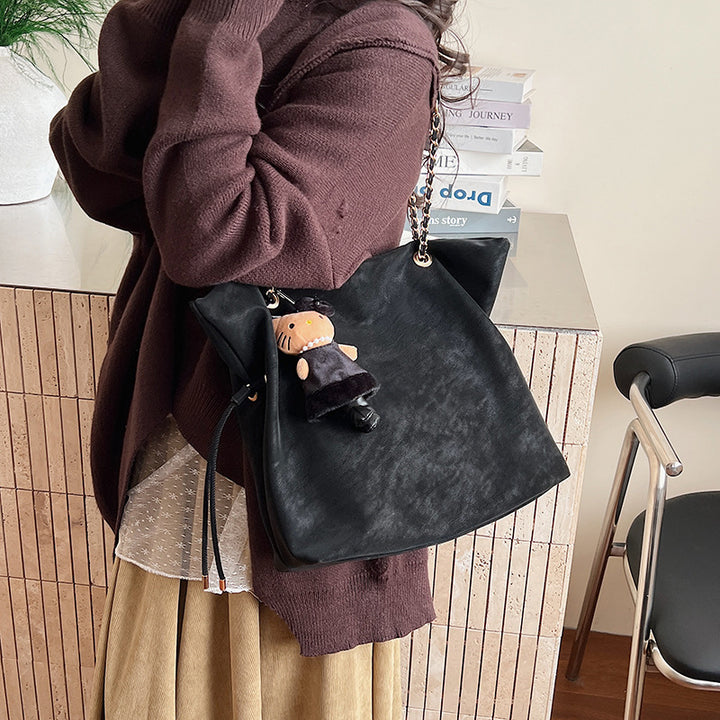 Damen Oversized Schultertasche mit verspieltem Charme von Nord Taschen