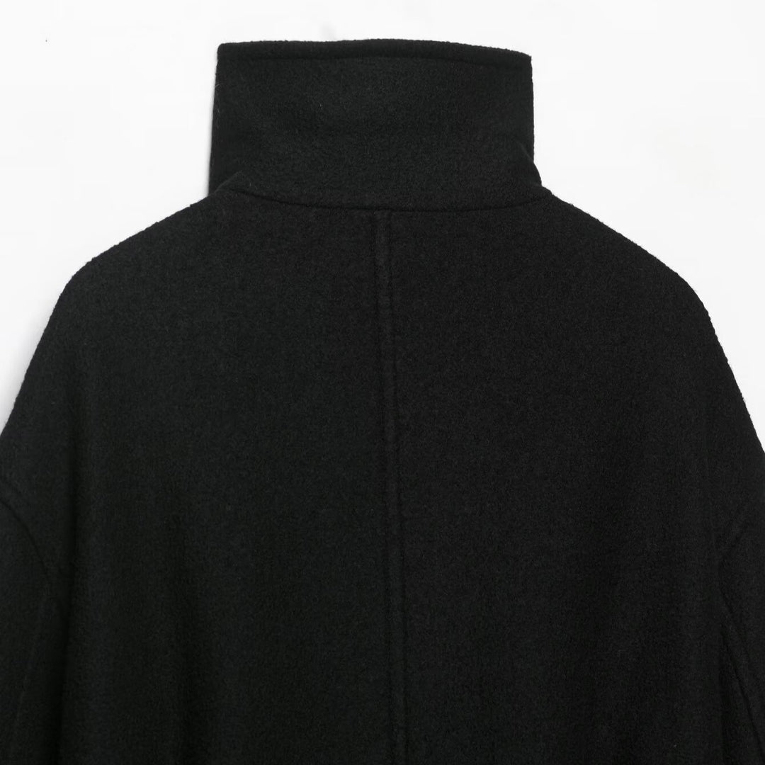 Damen Kurze Duffle-Capejacke mit Stehkragen, Knebelverschlüssen und Taillengürtel Nord Taschen