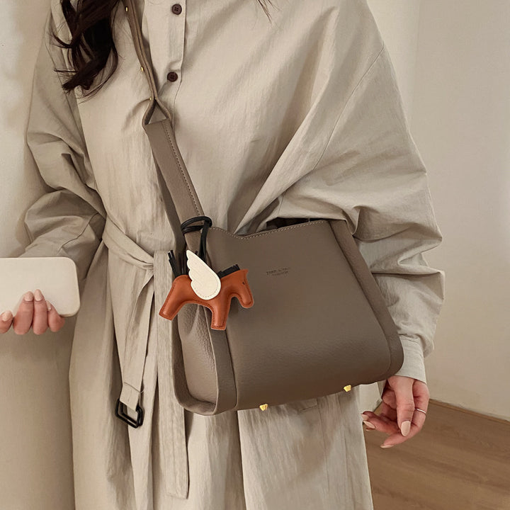 Damen stylische Bauchtasche mit liebevoll gestaltetem Anhänger Nord Taschen