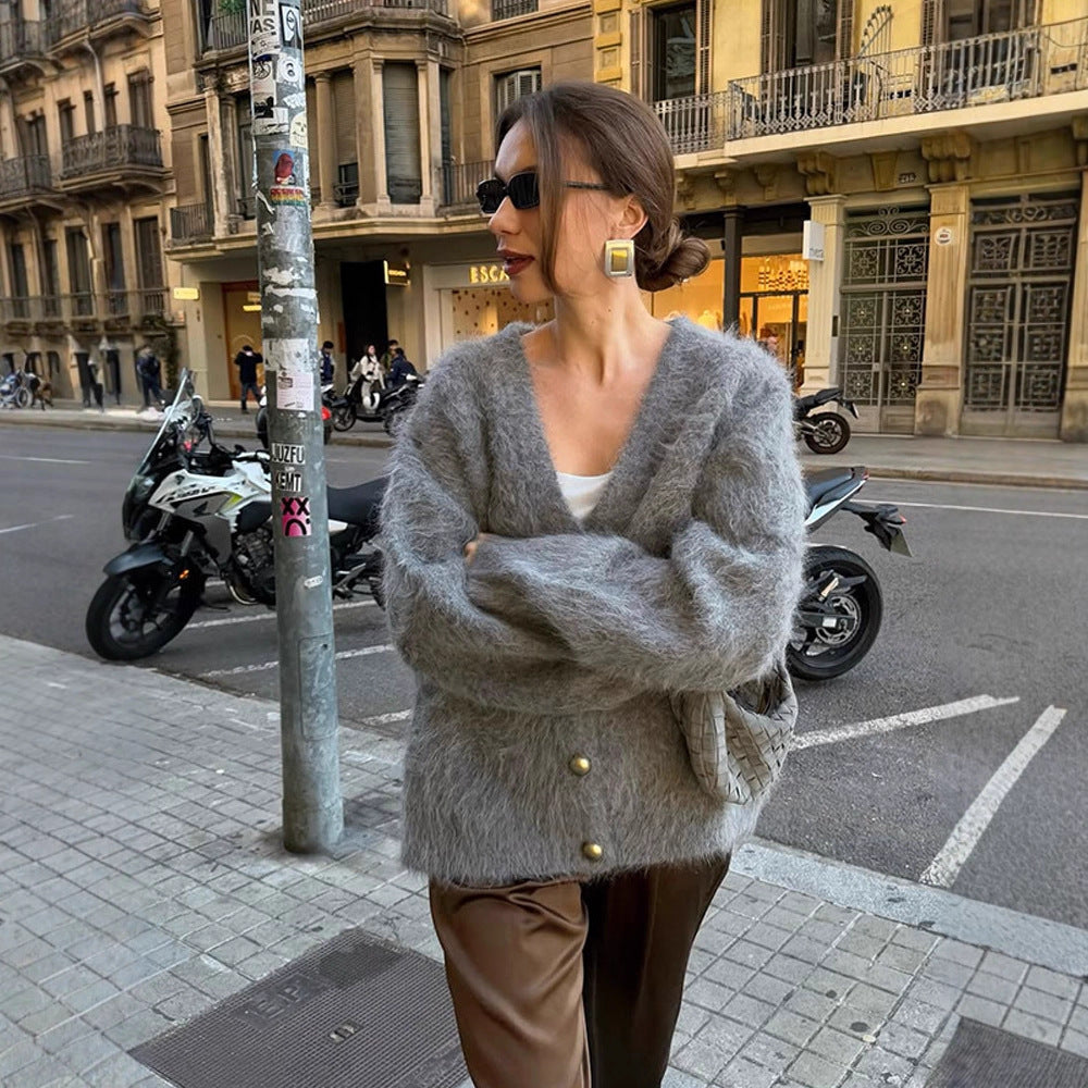 Damen Flauschige Mohair‑Optik Oversize‑Strickjacke mit V‑Ausschnitt und goldenen Zierknöpfen Nord Taschen