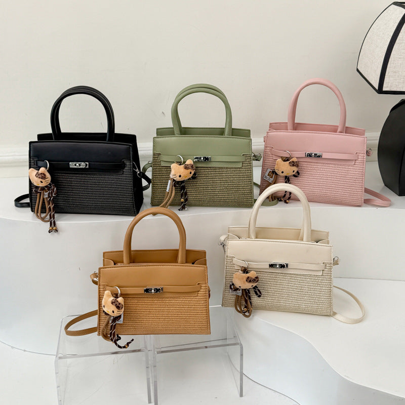 Damen elegante Handtasche mit hochwertigem Strickdesign und charmantem Anhänger Nord Taschen