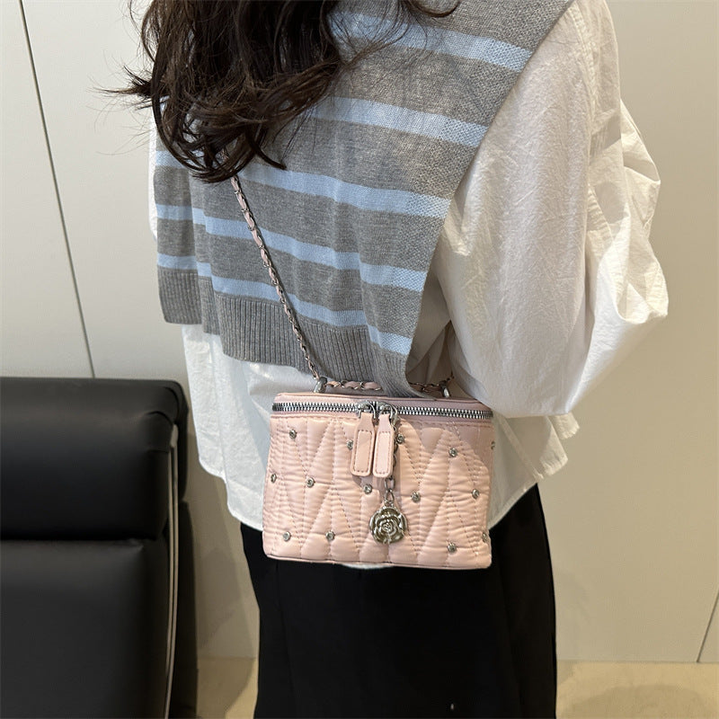 Damen Mini-Handtasche mit eleganter Steppung und Kettenanhänger Nord Taschen