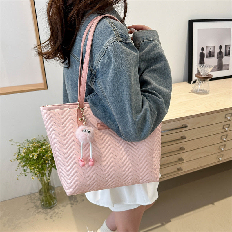 Damen Freizeit Tote-Bag mit strukturiertem Wellenmuster und charmantem Anhänger Nord Taschen