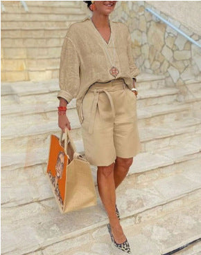 Damen lässiges Sommer-Outfit mit weitem Oberteil und Shorts