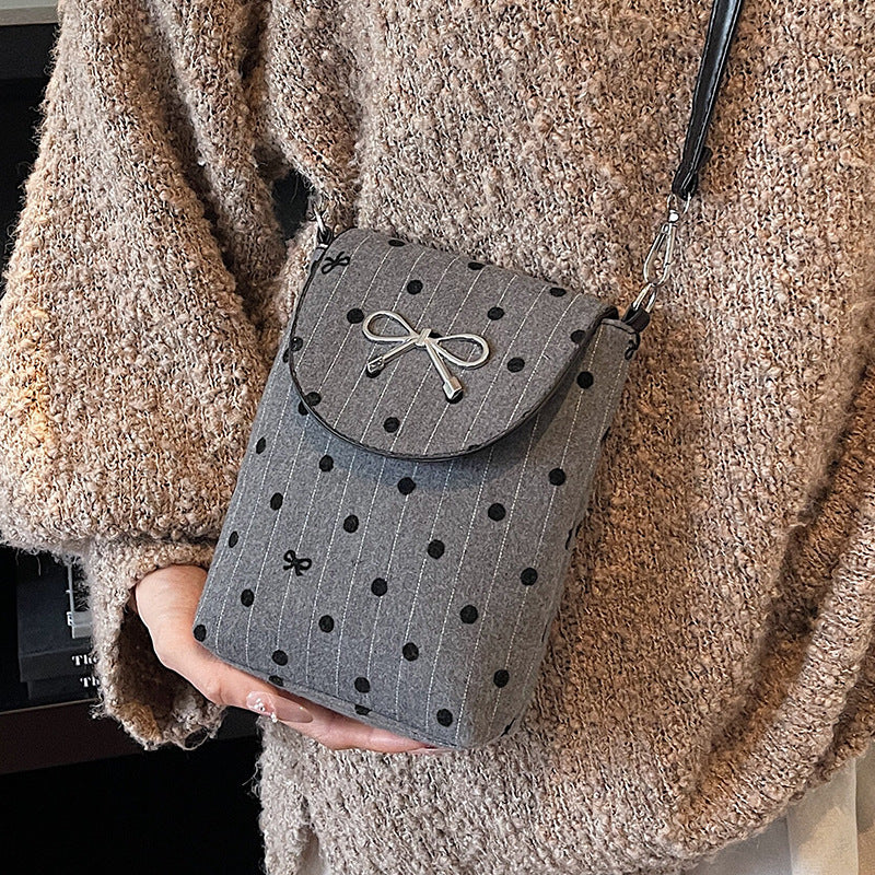 Damen Umhängetasche mit verspieltem Punktemuster und dekorativem Schleifendetail Nord Taschen