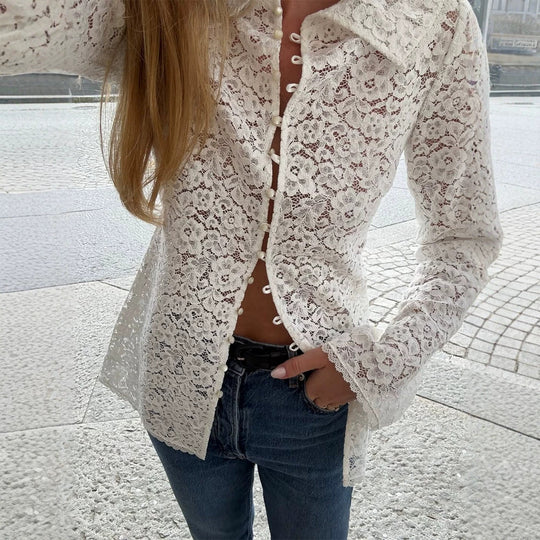 Damen Spitzenbluse mit floraler Spitze, Hemdkragen und Stoffkugel-Knopfleiste Nord Taschen