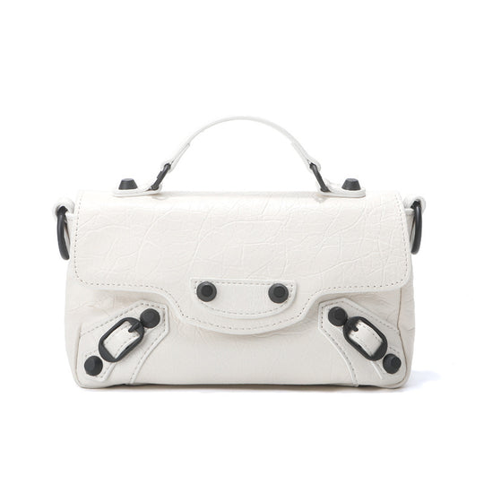 Damen elegante Umhängetasche mit metallischem Finish und praktischen Details Nord Taschen