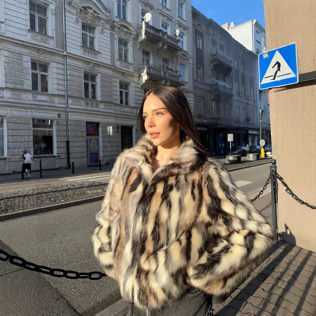 Damen Kurz geschnittene Boxy‑Kunstpelzjacke mit kontrastierendem Fleckenmuster und Standkragen Nord Taschen