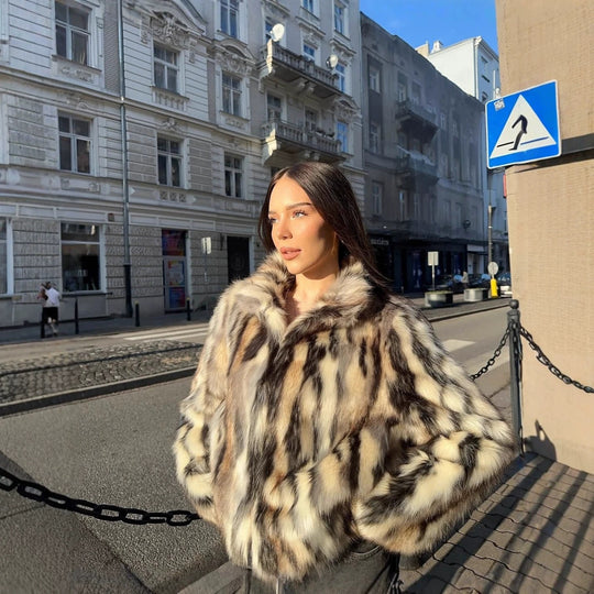 Damen Kurz geschnittene Boxy‑Kunstpelzjacke mit kontrastierendem Fleckenmuster und Standkragen Nord Taschen