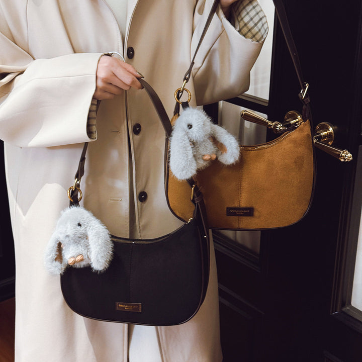 Damen modische Schultertasche mit flauschigem Anhänger Nord Taschen