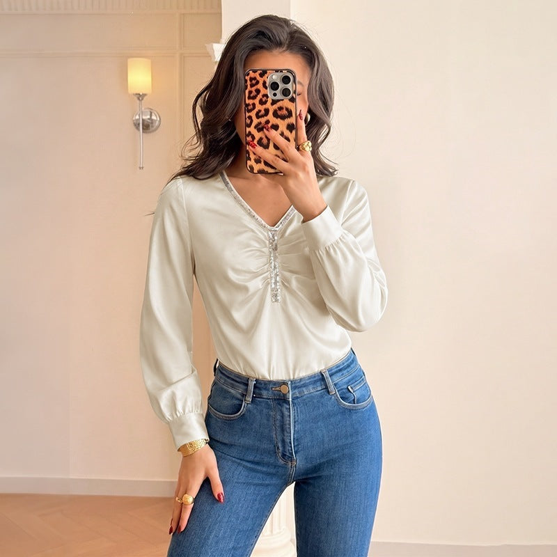 Damen Satinbluse mit V-Ausschnitt, geraffter Frontpartie und Zierband Nord Taschen