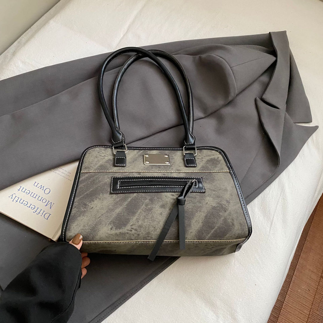 Damen Handtasche mit robustem Stoff und verspieltem Plüschanhänger Nord Taschen