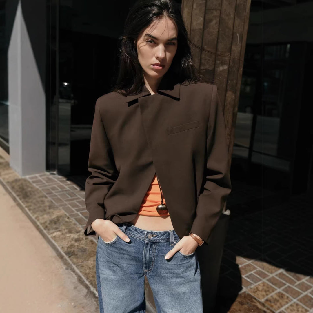 Damen Kurzer taillierter Blazer mit verdeckter Knopfleiste und geschwungenem Saum Nord Taschen
