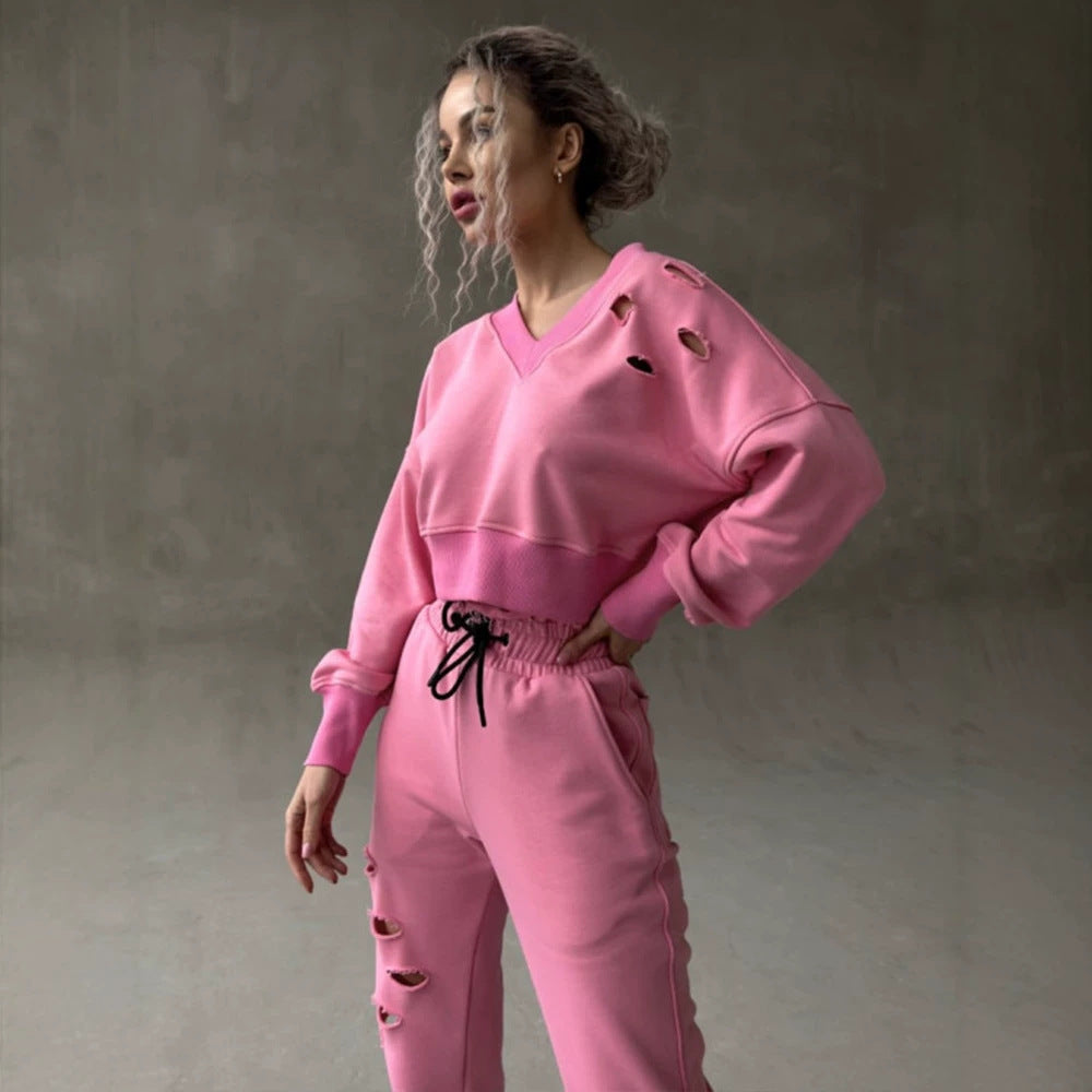 Damen kurzgeschnittenes Sweat-Set mit V-Ausschnitt, Rüschenbund Highwaist Jogginghose und Distressed-Details Nord Taschen