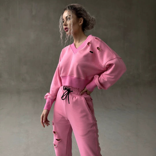 Damen kurzgeschnittenes Sweat-Set mit V-Ausschnitt, Rüschenbund Highwaist Jogginghose und Distressed-Details Nord Taschen