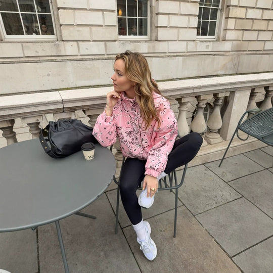 Damen Bedruckte Kapuzen-Übergangsjacke mit Bandana‑Print und Kängurutasche Nord Taschen