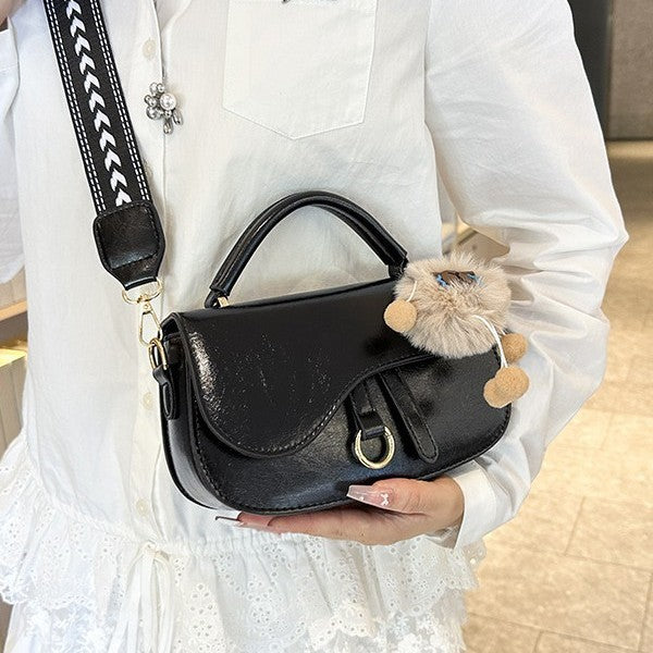 Damen elegante Umhängetasche mit verspieltem Anhänger Nord Taschen
