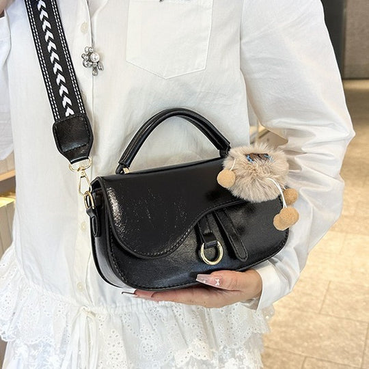 Damen elegante Umhängetasche mit verspieltem Anhänger Nord Taschen