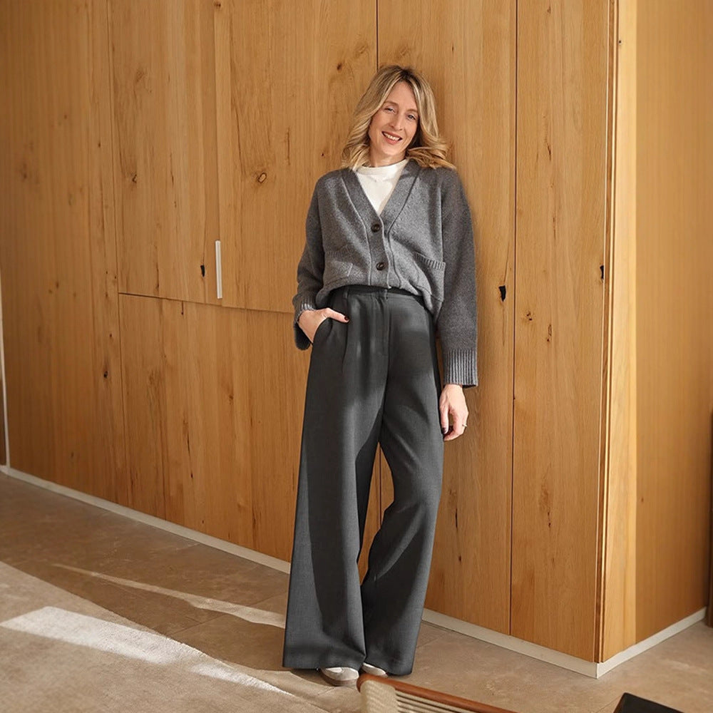 Damen Boxy Strickjacke mit V-Ausschnitt, aufgesetzten Taschen und Hornknöpfen Nord Taschen