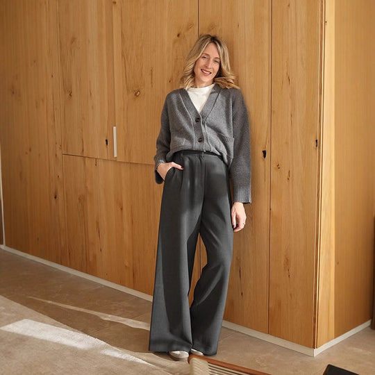 Damen Boxy Strickjacke mit V-Ausschnitt, aufgesetzten Taschen und Hornknöpfen Nord Taschen