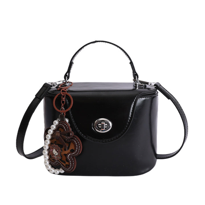 Damen Mini-Handtasche im elegant geschwungenen Design mit verspieltem Anhänger Nord Taschen