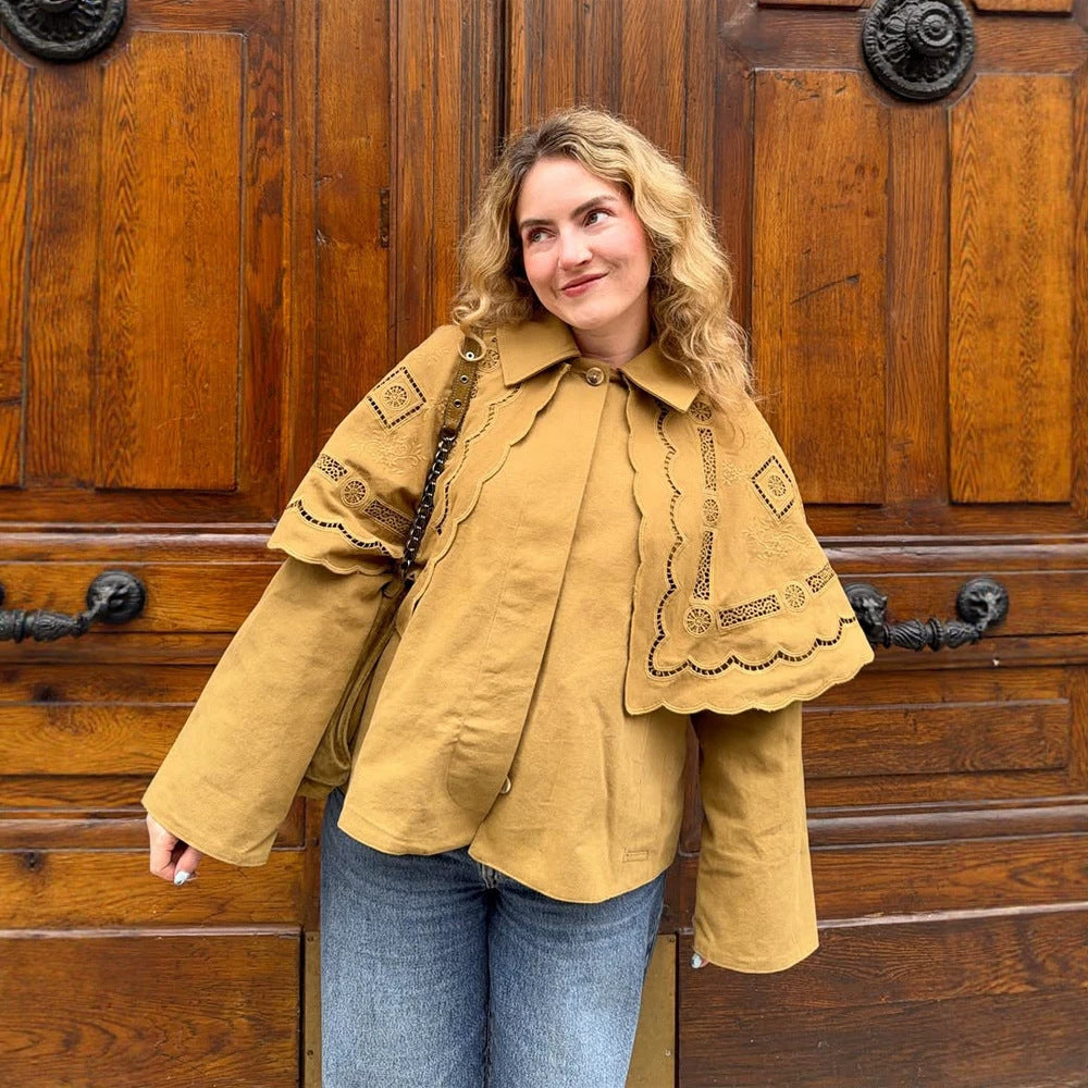 Damen Kurzjacke mit besticktem Cape, Lochstickerei und geschwungenem Saum Nord Taschen