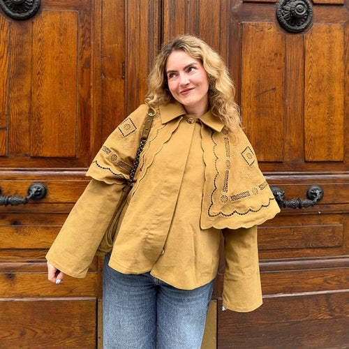 Damen Kurzjacke mit besticktem Cape, Lochstickerei und geschwungenem Saum Nord Taschen