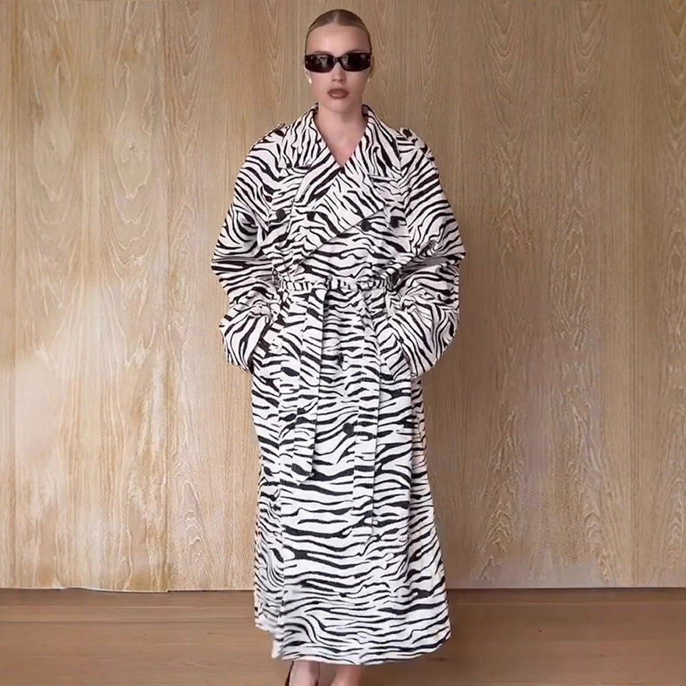 Damen Maxilanger Trenchcoat im Animal-Print mit voluminösem Schalkragen, bindegürtel und kastiger Silhouette Nord Taschen
