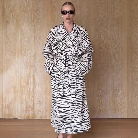 Damen Maxilanger Trenchcoat im Animal-Print mit voluminösem Schalkragen, bindegürtel und kastiger Silhouette Nord Taschen