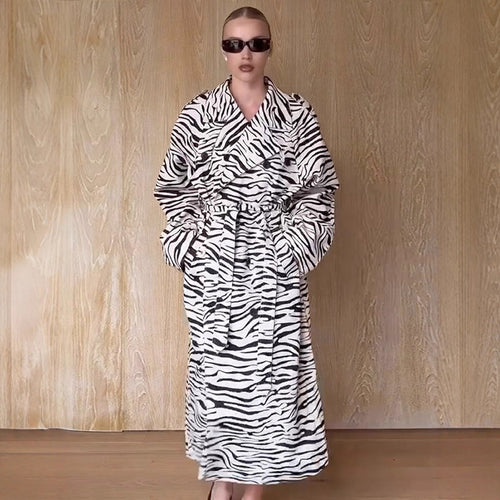 Damen Maxilanger Trenchcoat im Animal-Print mit voluminösem Schalkragen, bindegürtel und kastiger Silhouette Nord Taschen
