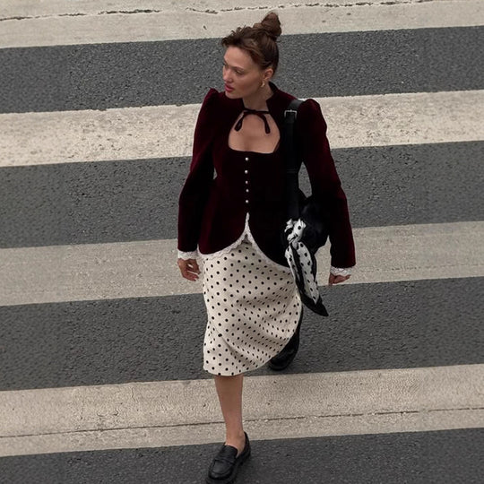 Damen tailliertes Samt‑Blazerkleid mit Herzausschnitt, Perlenknöpfen und Spitzenbesatz Nord Taschen