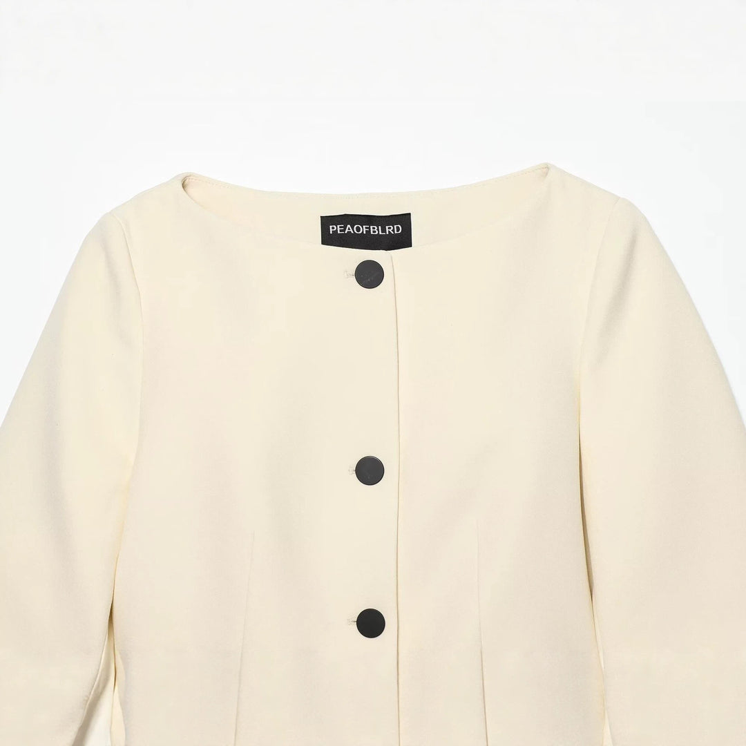 Damen Kurzjacke mit Rundhalsausschnitt, kastiger Silhouette und großen Zierknöpfen Nord Taschen