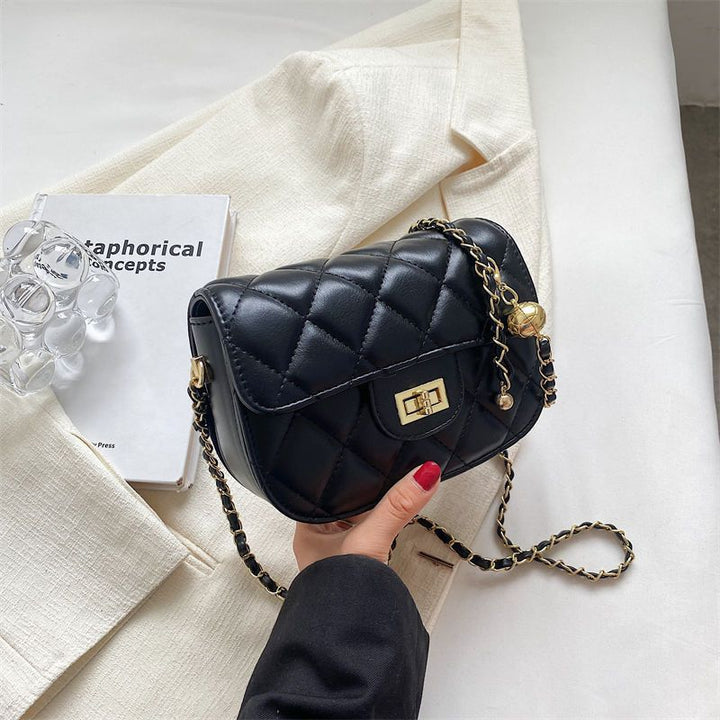 Hochwertige kleine Handtasche für Damen, neue trendige Modetasche mit strukturierter, gesteppter Kette als Umhängetasche | Nord Taschen