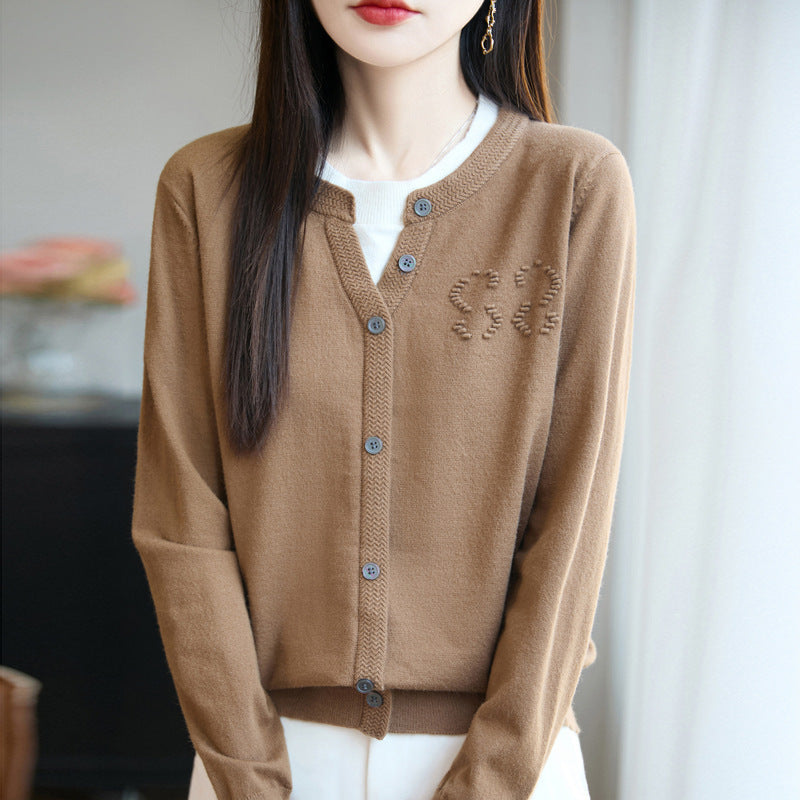Damen Kurzer Feinstrick-Cardigan mit V‑Schlitzkragen, Rippenblende und dezentem Struktur‑Logo Nord Taschen