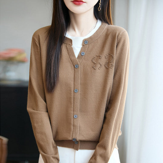 Damen Kurzer Feinstrick-Cardigan mit V‑Schlitzkragen, Rippenblende und dezentem Struktur‑Logo Nord Taschen