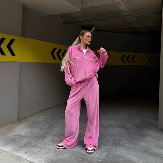 Damen sportive Oversize-Fleecejacke mit diagonaler Reißverschluss-Optik und weit geschnittener High-Waist-Jogginghose Nord Taschen