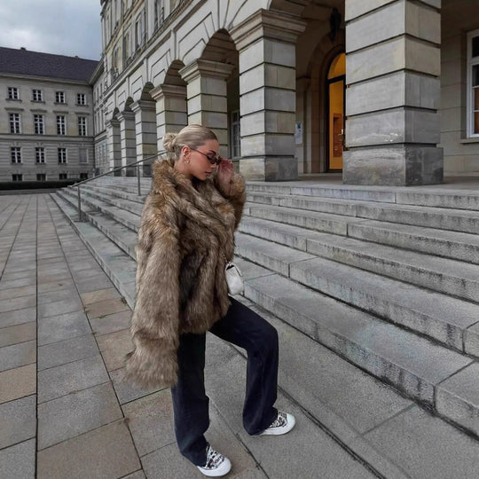 Damen Kurz geschnittene voluminöse Kunstpelzjacke mit Oversize‑Schalkragen Nord Taschen