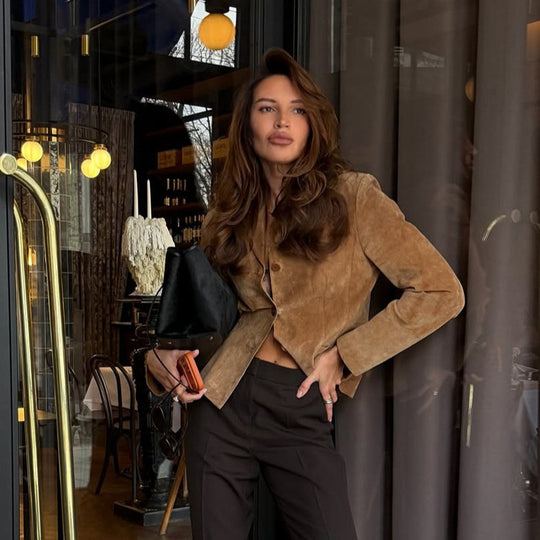 Damen Taillierter Wildleder-Blazerjacke mit Hemdkragen und minimalistischen Ziernähten Nord Taschen