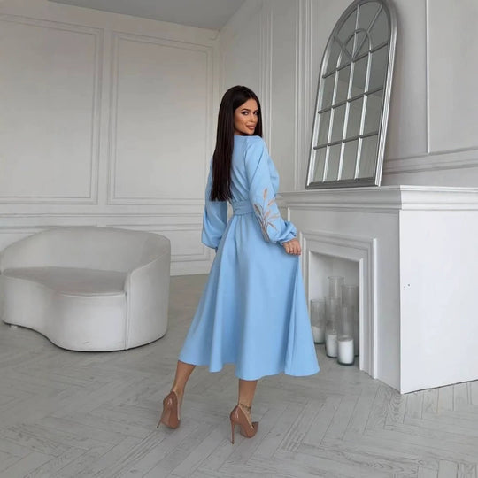 Damen Wickel-Midikleid mit Taillengürtel, hohem Beinschlitz und bestickten Ballonärmeln Nord Taschen