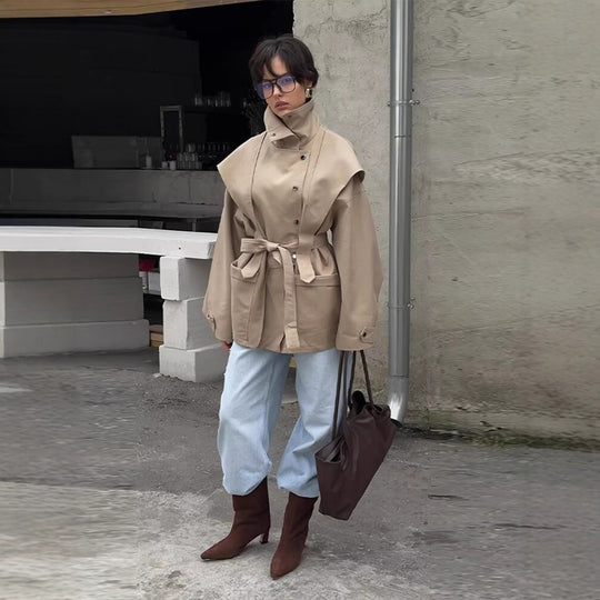 Damen Taillierte Übergangsjacke mit Stehkragen, Schultercape und Bindegürtel Nord Taschen