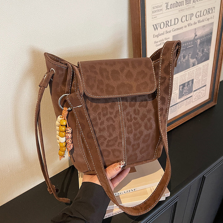 Damen Umhängetasche mit elegantem Leo-Muster und charmanten Details Nord Taschen