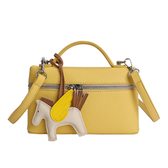 Damen hochwertige Handtasche mit strukturiertem Design und verspieltem Anhänger Nord Taschen