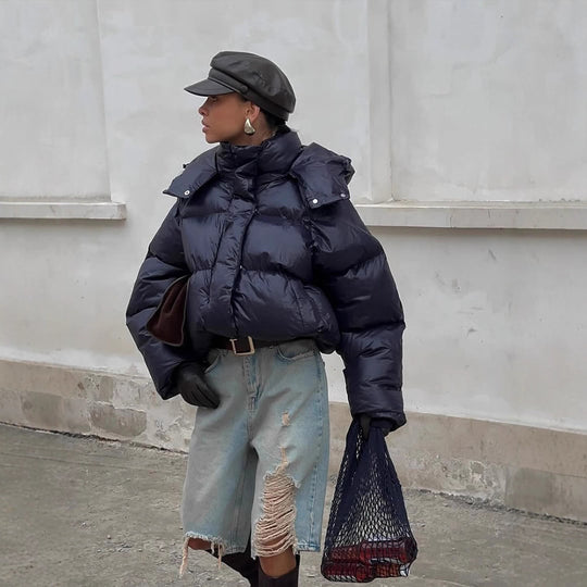 Damen Kurz geschnittene glänzende Oversize-Steppjacke mit hohem Kragen Nord Taschen