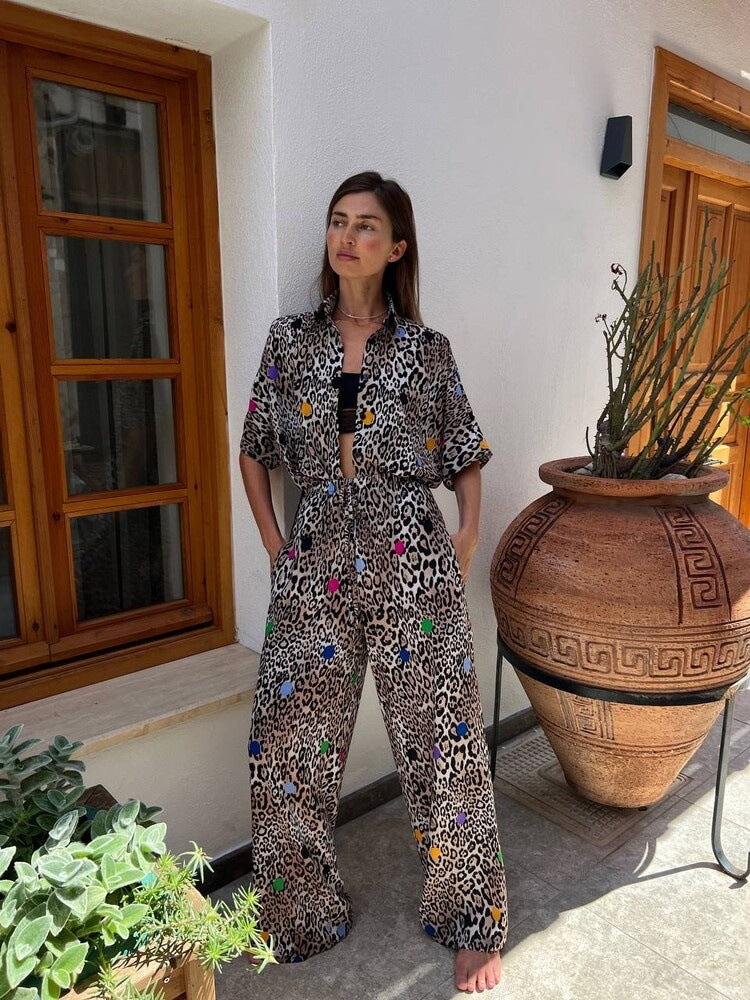 Damen zweiteiliges Safari-Print Loungewear-Set mit kurzärmeliger Hemdbluse und weitem hochgeschnittenen Palazzohose Nord Taschen