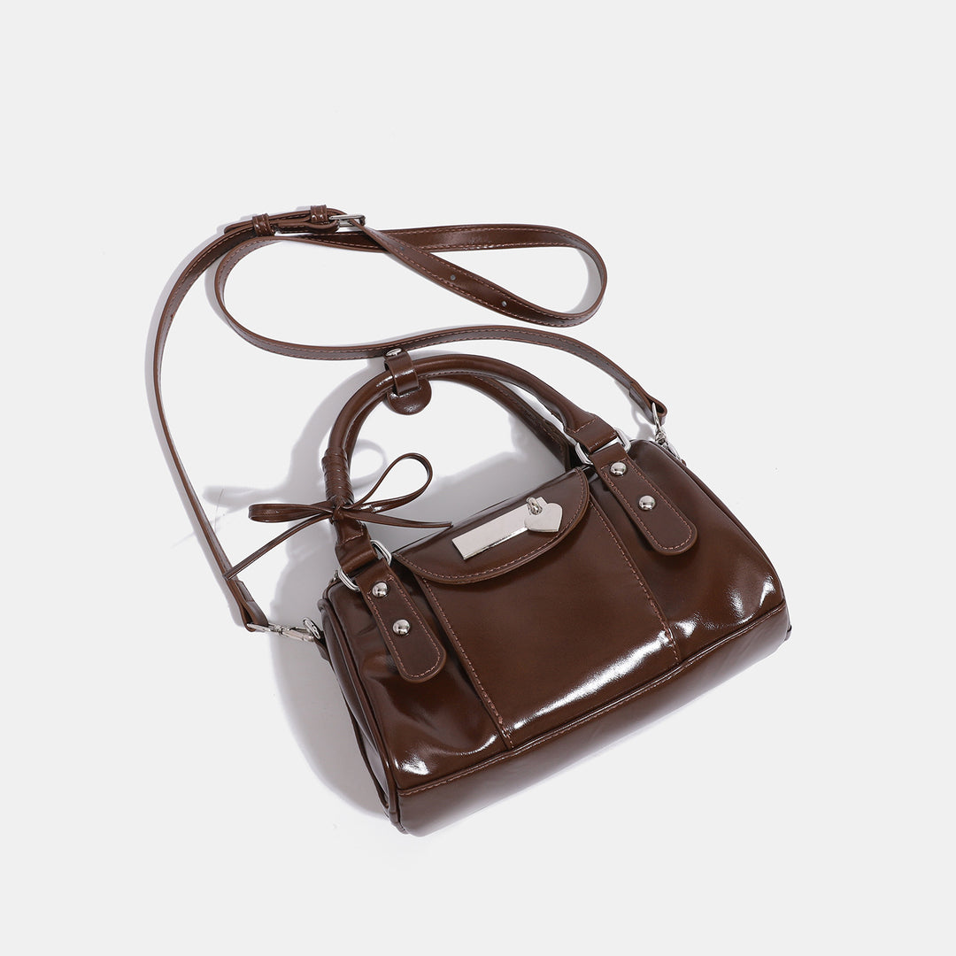 Damen Handtasche im eleganten, glänzenden Stil mit dekorativem Anhänger Nord Taschen