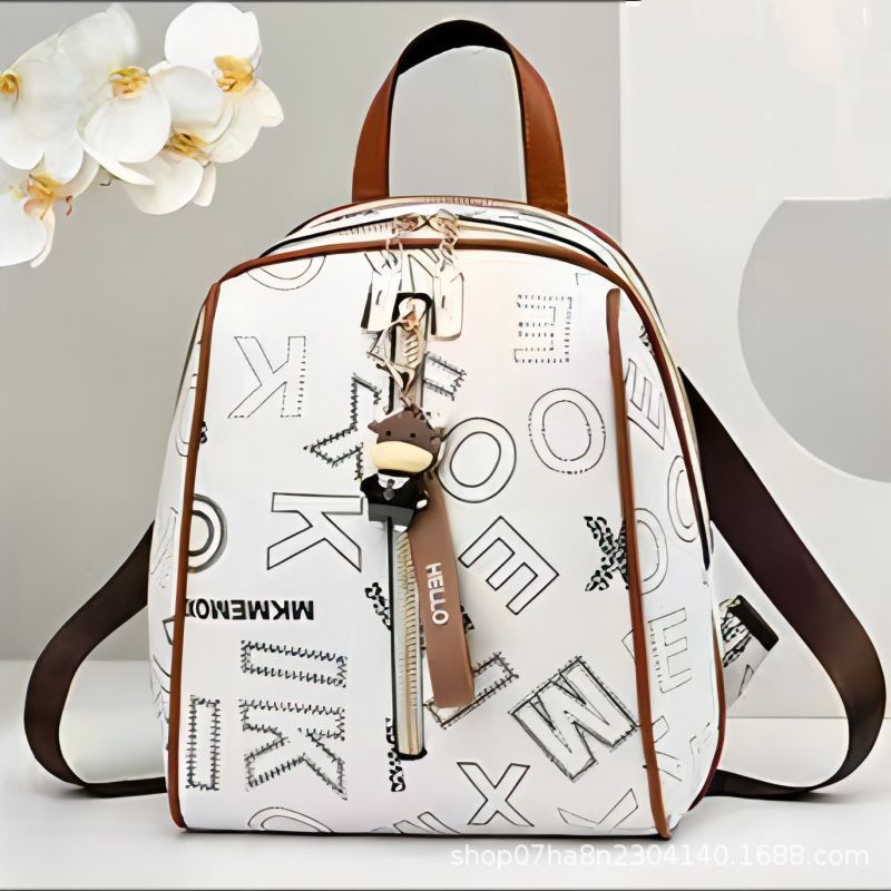 Damen Rucksackhandtasche mit modernem Schriftzug und charmantem Anhänger Nord Taschen