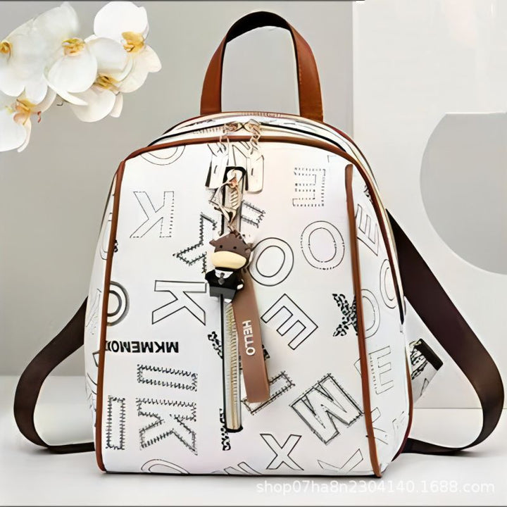 Damen Rucksackhandtasche mit modernem Schriftzug und charmantem Anhänger Nord Taschen