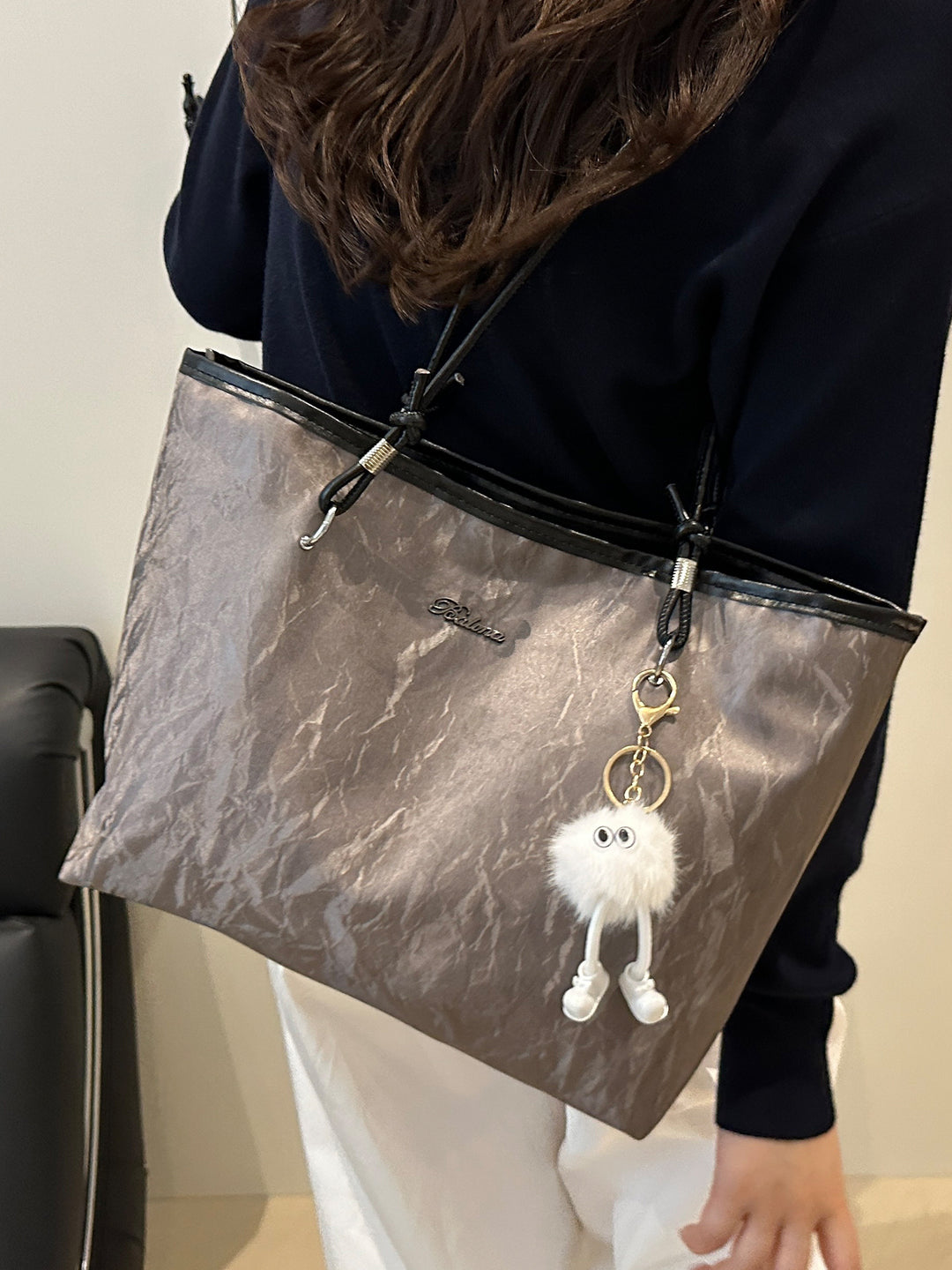 Damen modische Tragetasche mit gefaltetem Obermaterial und verspieltem Anhänger Nord Taschen