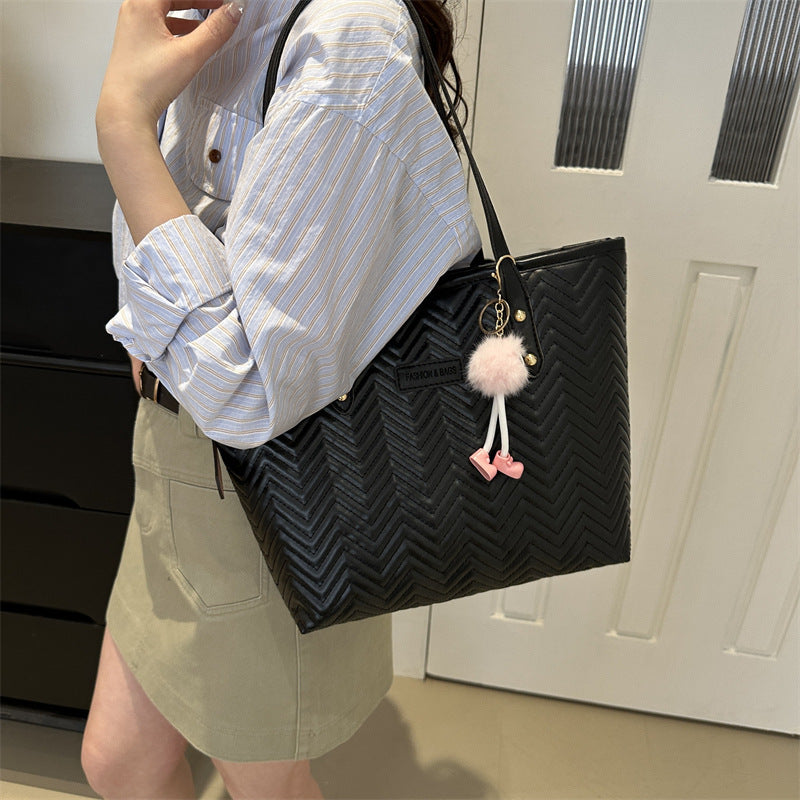 Damen Freizeit Tote-Bag mit strukturiertem Wellenmuster und charmantem Anhänger Nord Taschen